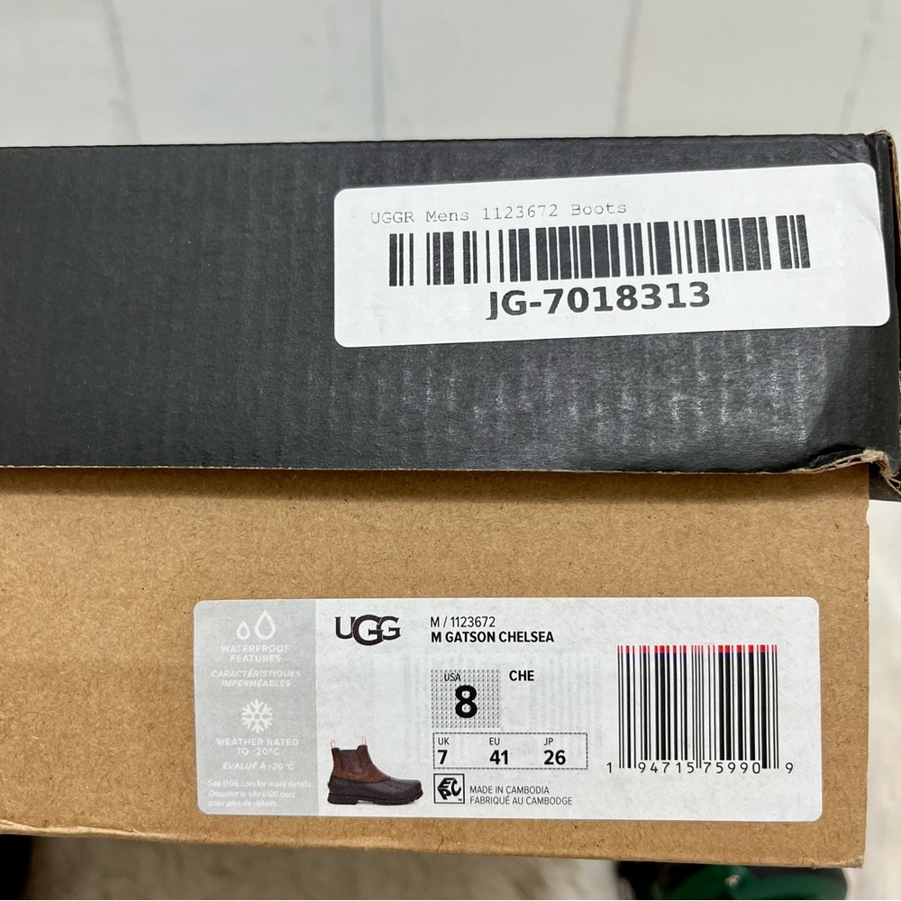 SOLD! Ugg Gatson Chelsea Boot - Picture 15 of 15